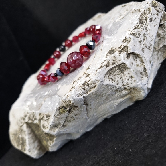 F18 Petite Wrist Blood Red Burgundy Glass Bracelet Aurora Borealis Handmade - Picture 6 of 12